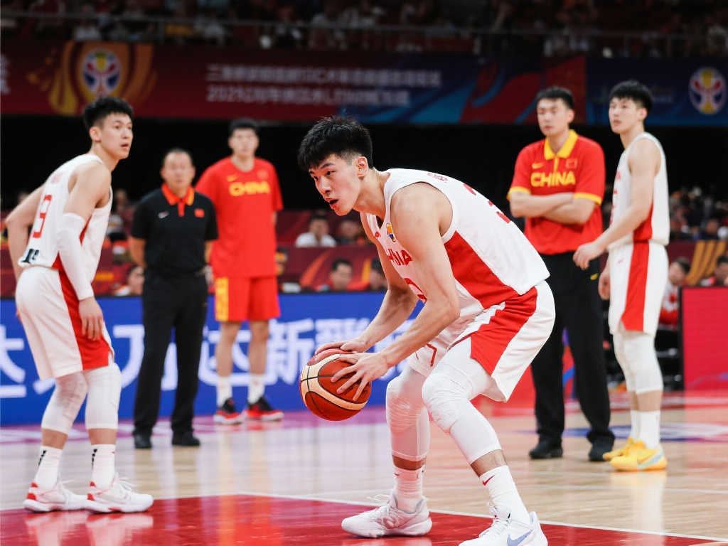 中国男篮2024完美收官,2025年迎战新挑战力求逆袭